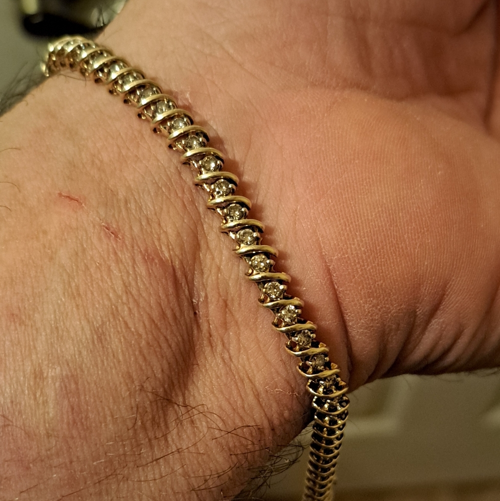 *SOLD*10k Yellow Gold 11 Grams.  Natural Diamond 1ctw Tennis Bracelet